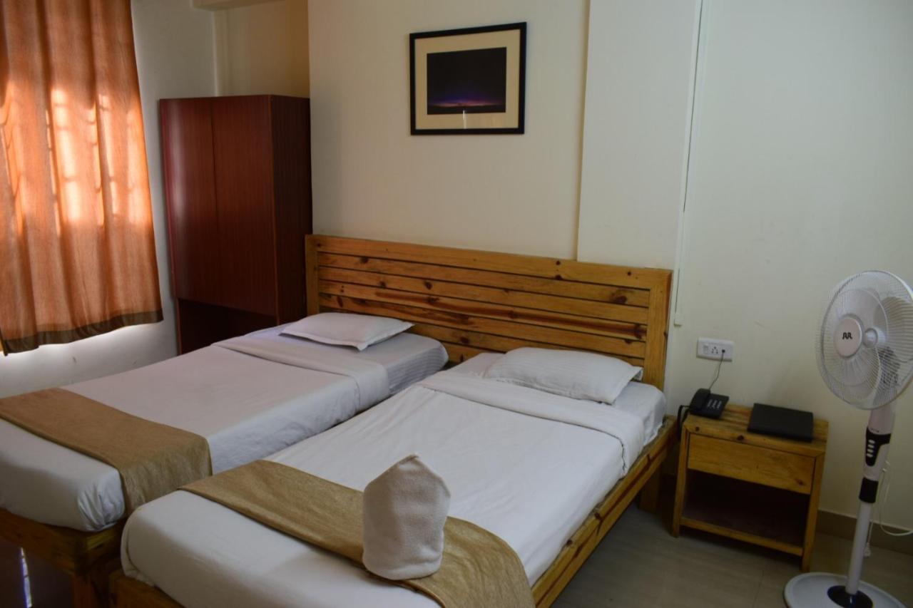 Hotel Travellers Inn Shillong Zewnętrze zdjęcie
